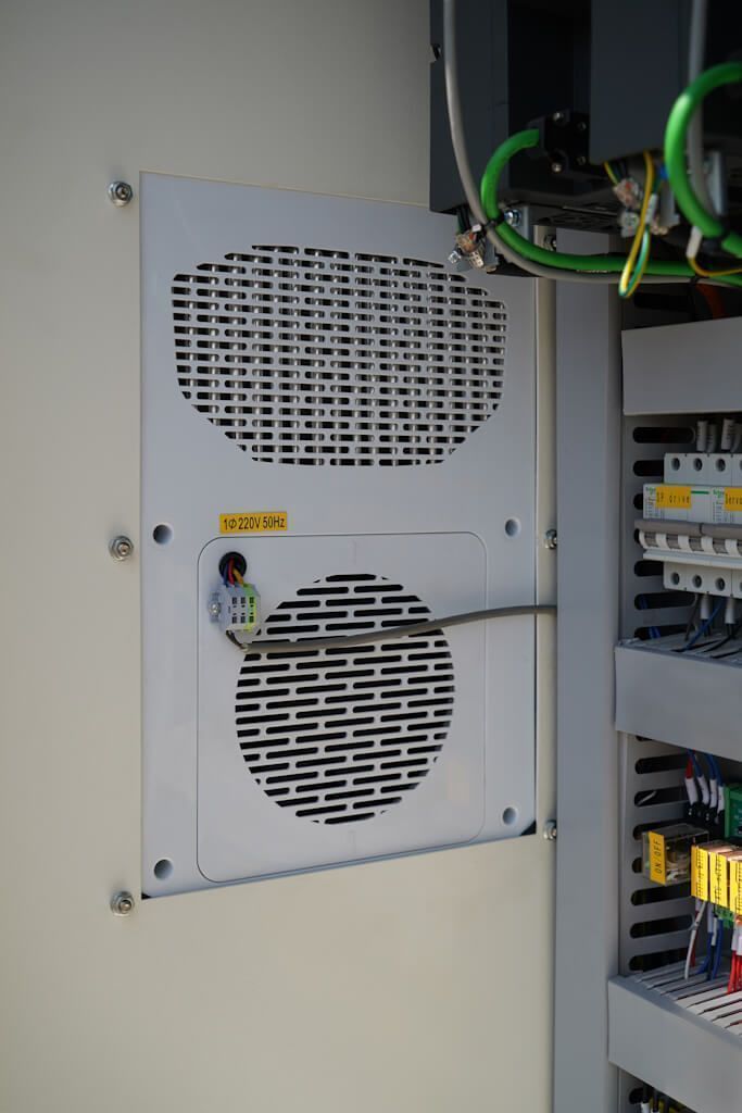 Вертикальный обрабатывающий центр с ЧПУ MILLMASTER VMM-1260 F4